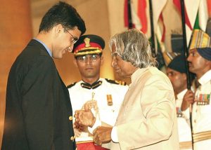 Saurav Ganguly receiving padma shri award from APJ Kalam