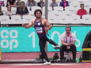 Jaideep Deswal throwing a discus