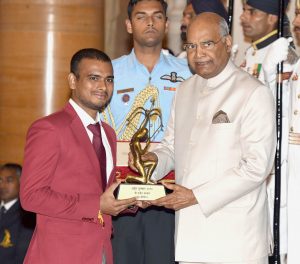 Manoj receing an award by the President of India