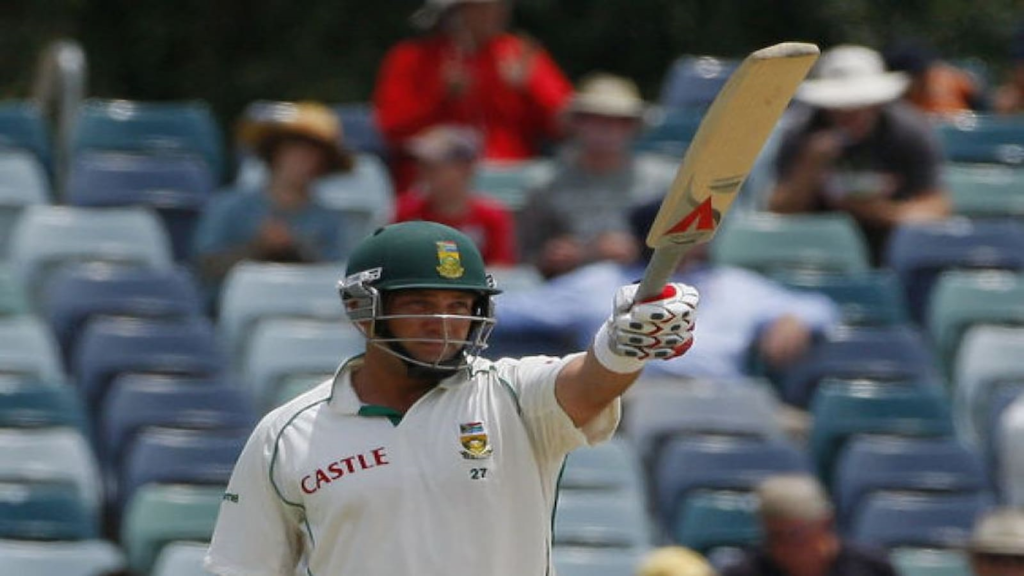 Jacques Kallis acknowledging the crowd after scoring a fifty