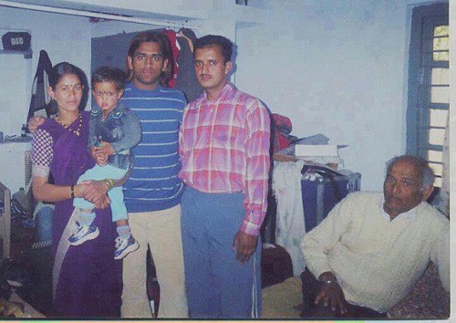 MS Dhoni with his family