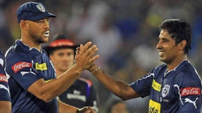 Top 10 Bowlers with Best Bowling Average in IPL