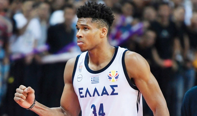 Giannis Antetokounmpo in a match playing for Greece.