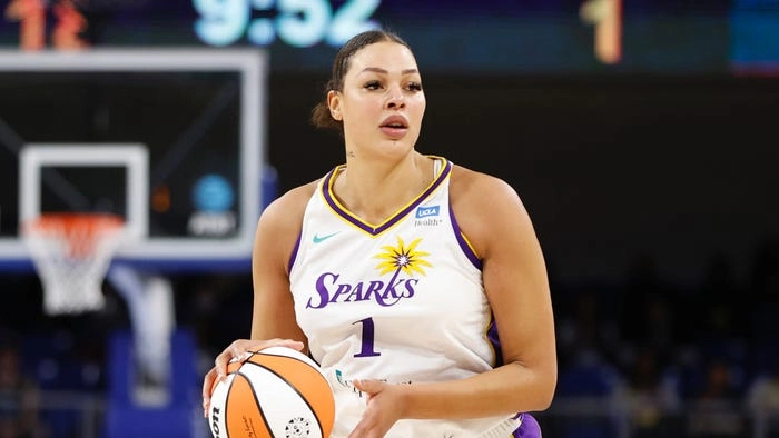 Liz Cambage in a game for the Sparks.