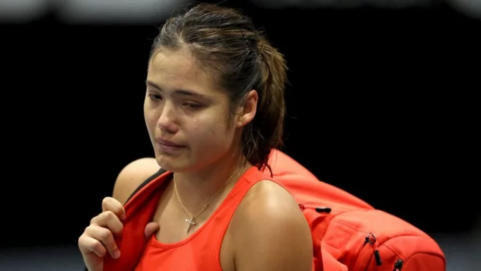 Emma Raducanu withdraws inconsolably from Auckland due to an ankle injury, just before the Australian Open