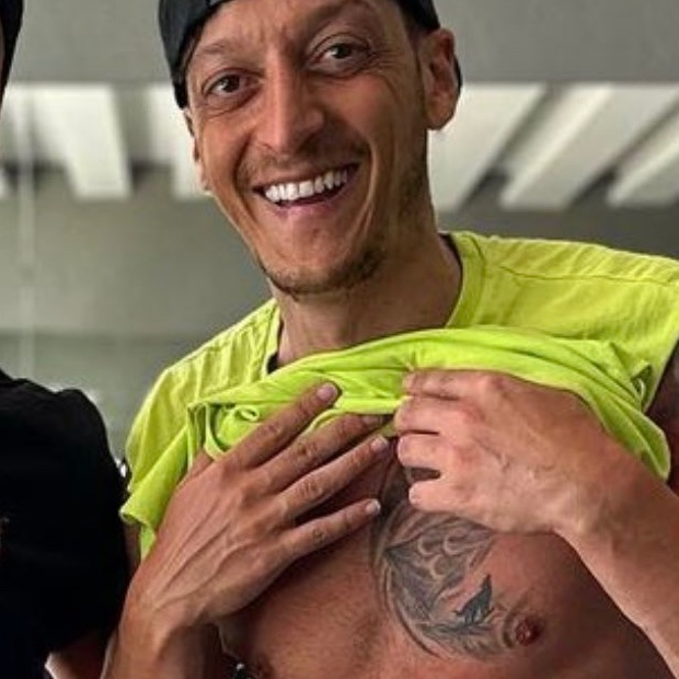 A Zoomed-in Image of Mesut Ozil inadvertently showing off a new body art | Credits: @alperaksac7 Instagram