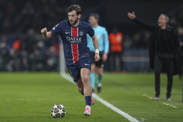 Kvaratskhelia running with the ball in a soccer game